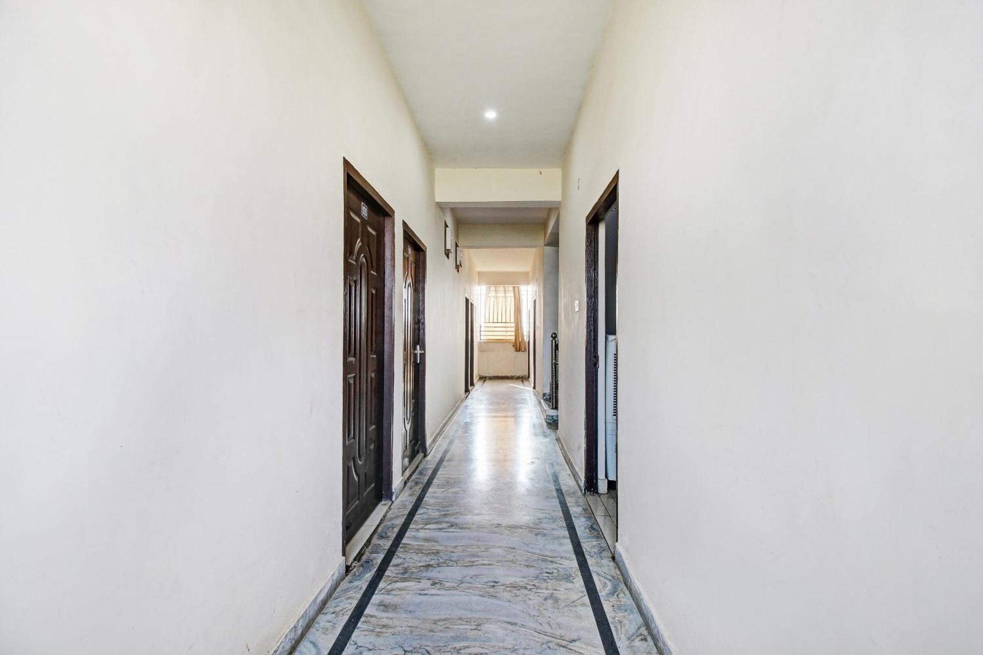 Hotel O Jr Hotel Лакнау Екстериор снимка