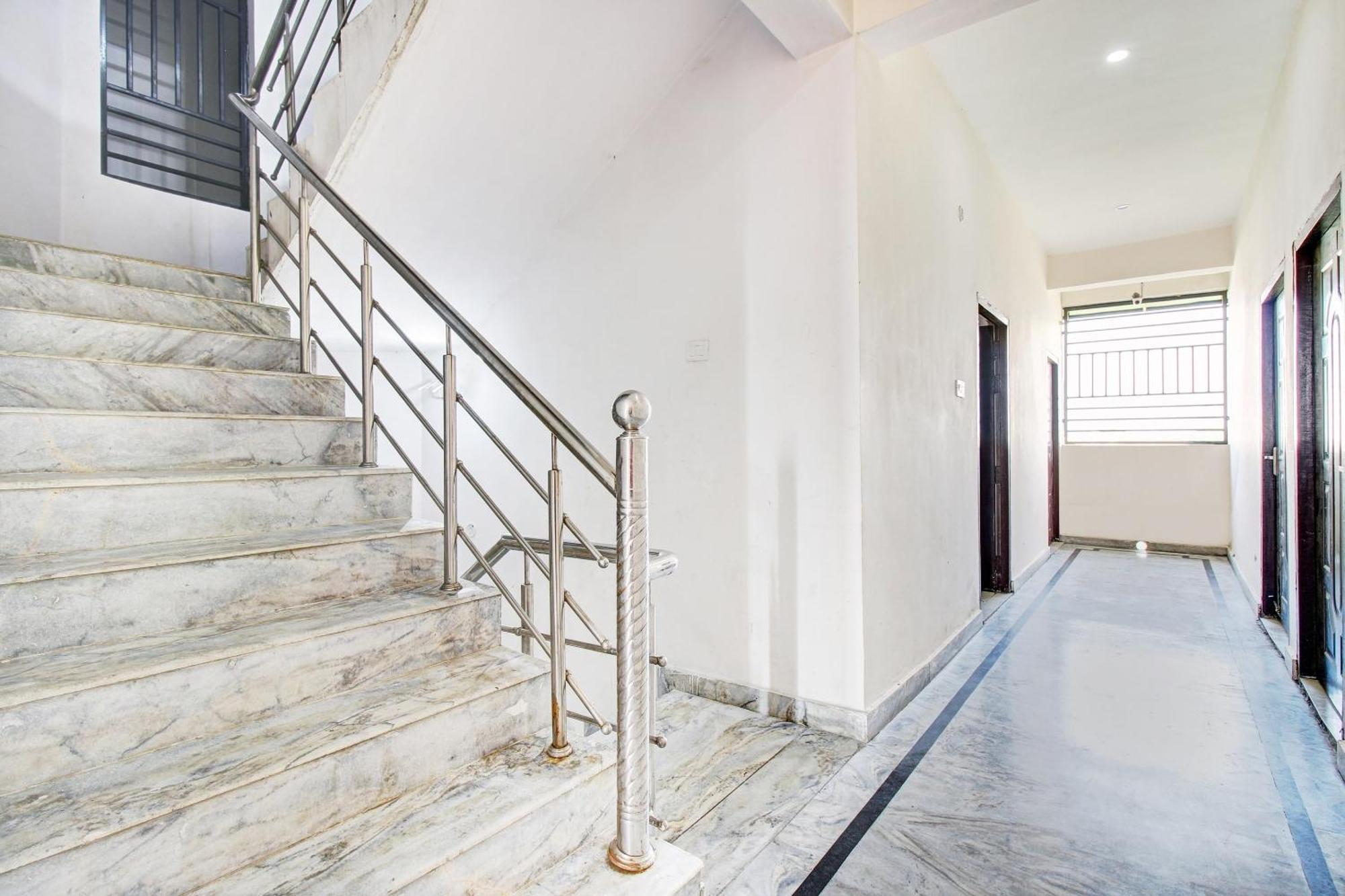 Hotel O Jr Hotel Лакнау Екстериор снимка