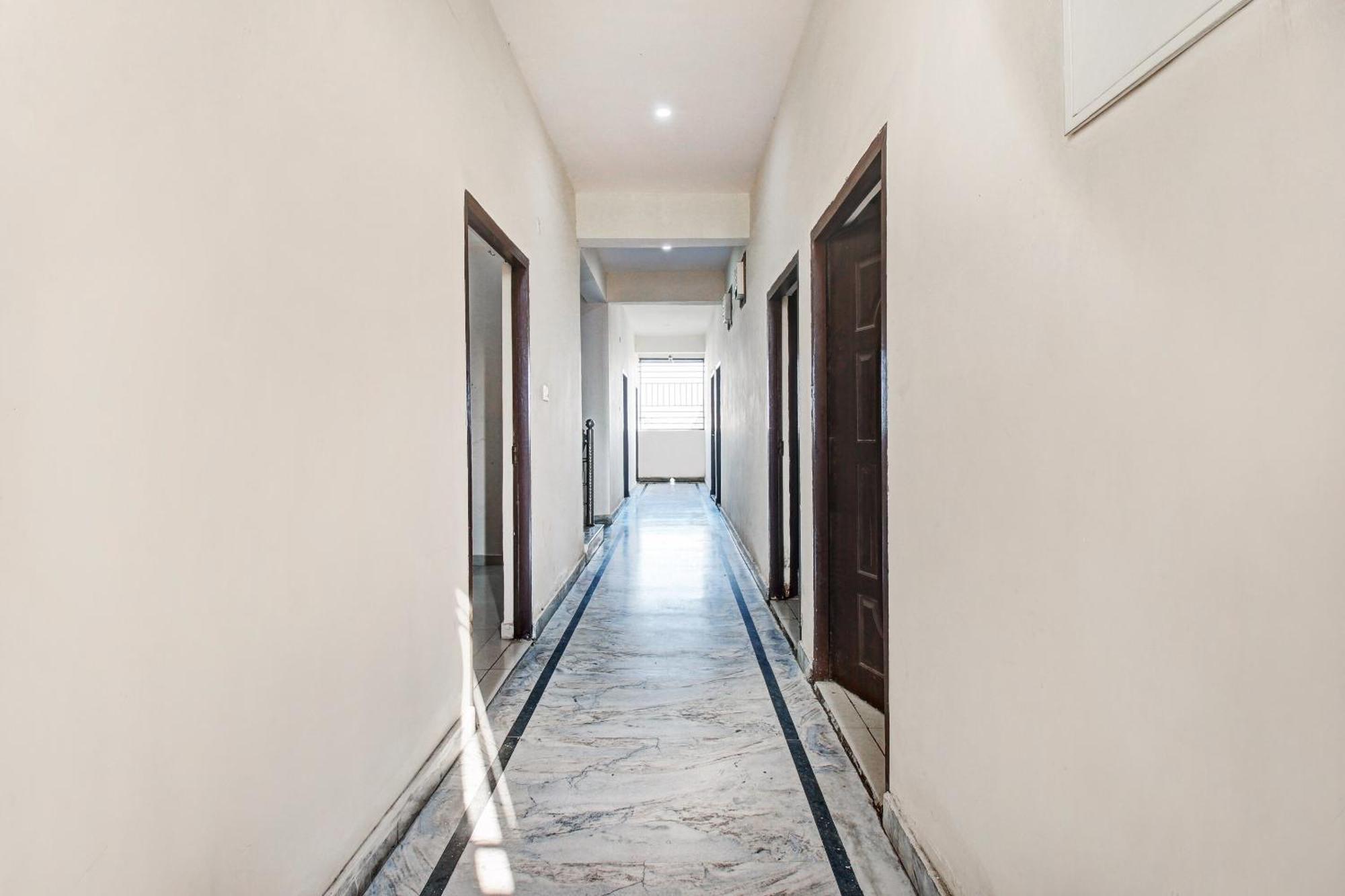 Hotel O Jr Hotel Лакнау Екстериор снимка
